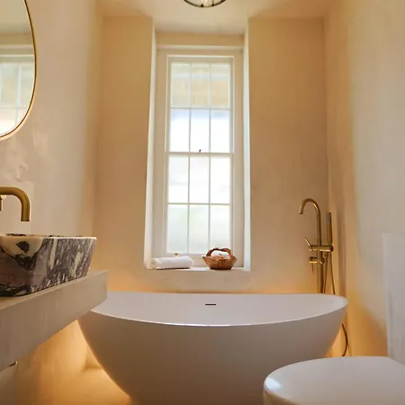 Hébergement de vacances Rownham Clifton 5 Bedroom Townhouse *