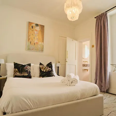 Hébergement de vacances Rownham Clifton 5 Bedroom Townhouse *